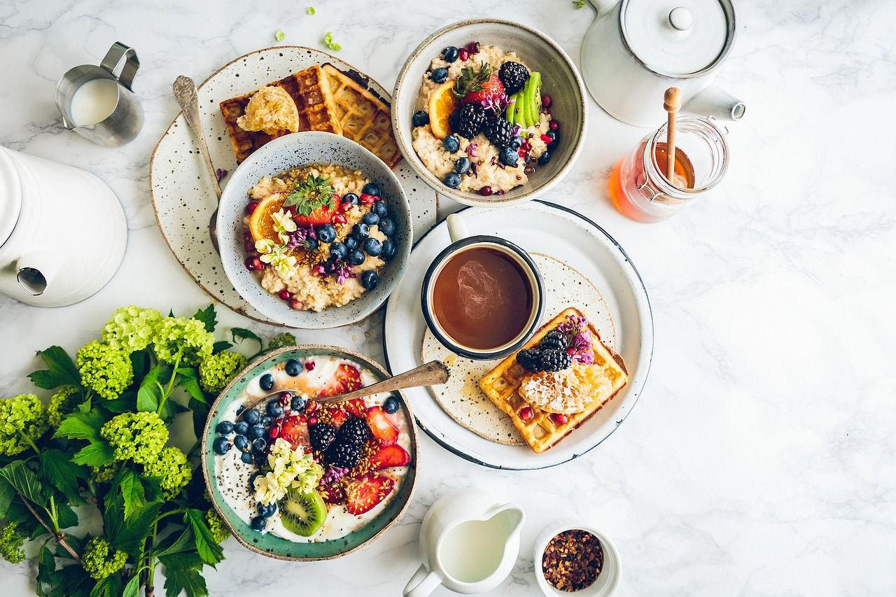 Colazione con fiocchi d'avena, frutta e una tazza, prima di una corsa