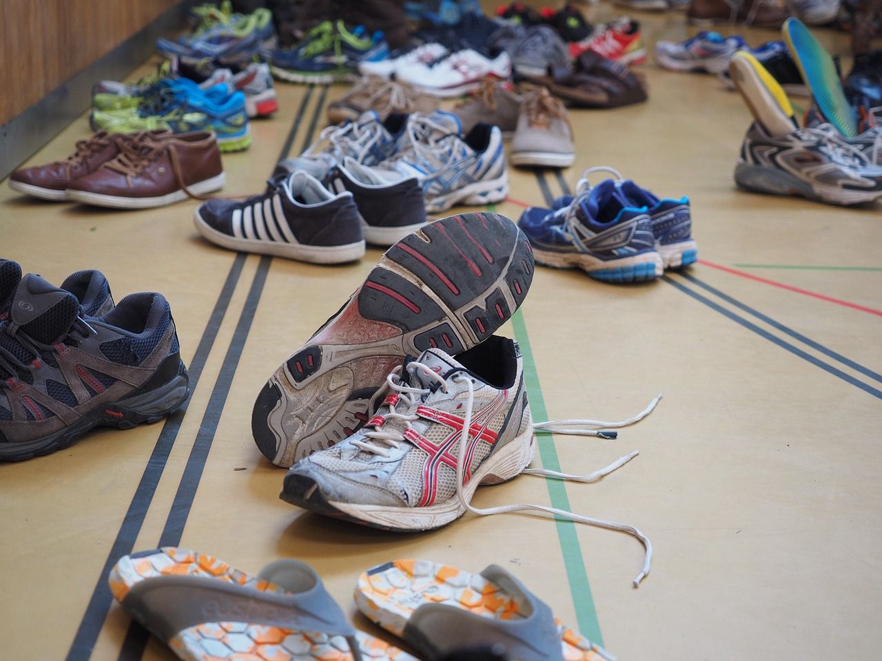 Un paio di scarpe da corsa usate appoggiate a terra