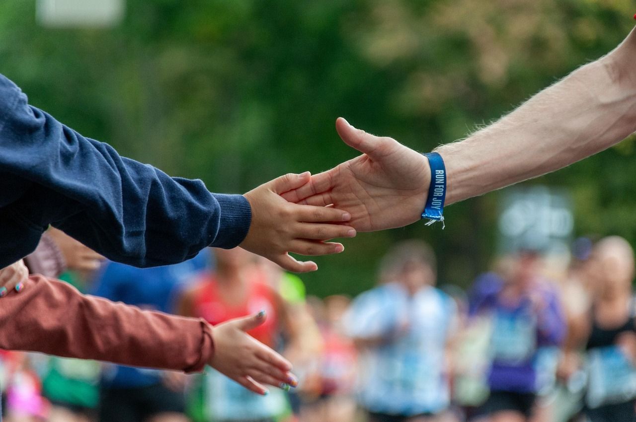 Runner in gara in una grande maratona cittadina