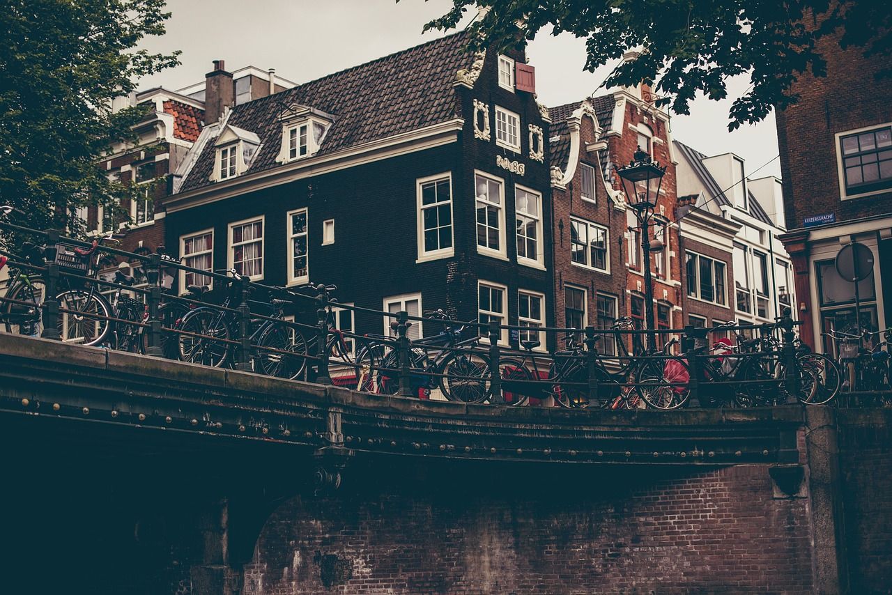 Un canale di Amsterdam in autunno