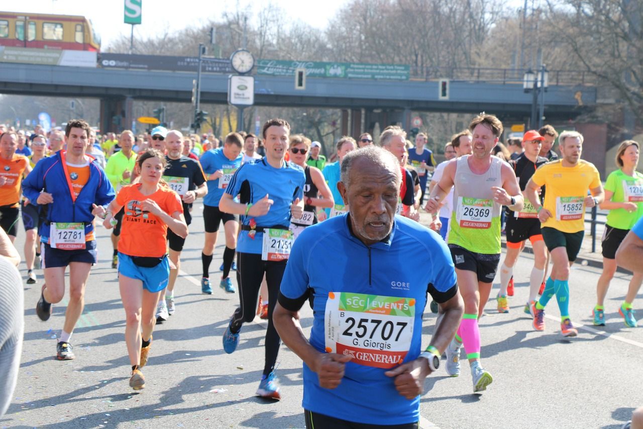 Runner che corrono per le strade di Berlino