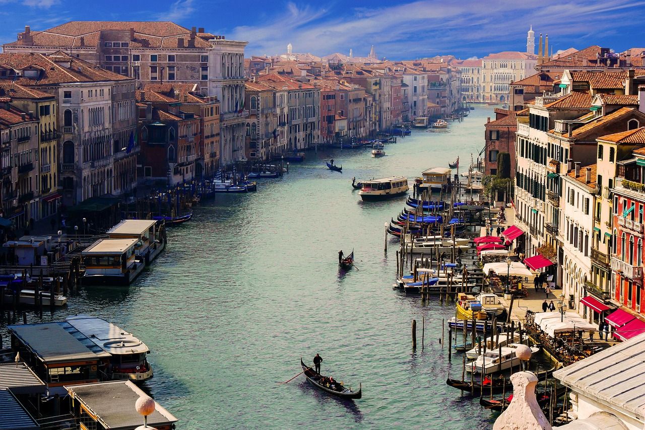 Il Canal Grande di Venezia con una gondola