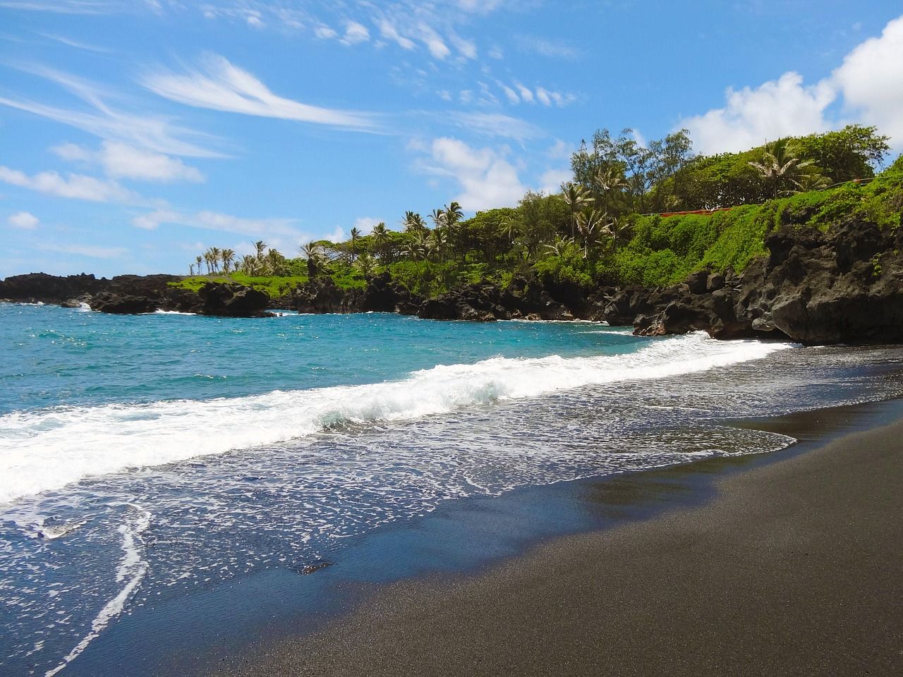 Costa di lava e oceano alle Hawaii
